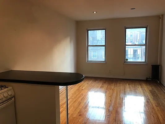 Rented by Salon Realty Corp | media 4