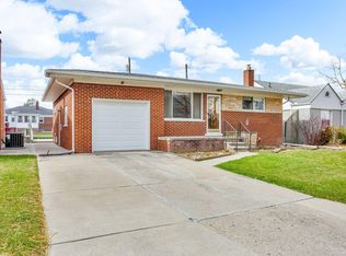 22438 Wildwood St, Saint Clair Shores, MI 48081