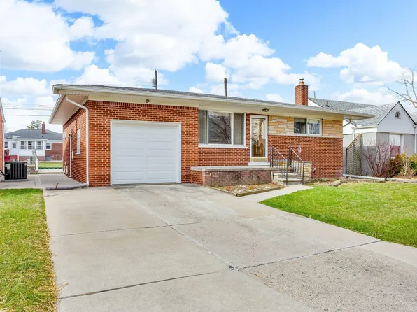 22438 Wildwood St, Saint Clair Shores, MI 48081