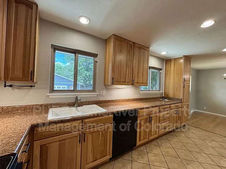 2255 S Clermont St — Photo 11