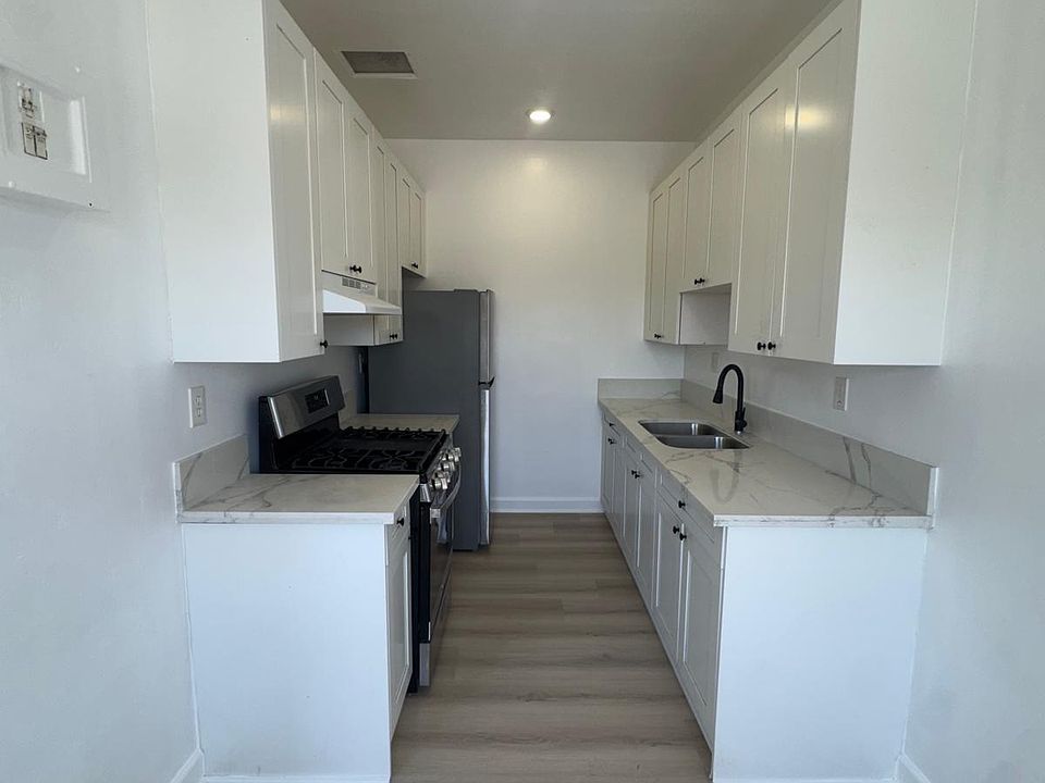 1st image of 2015 2nd Ave APT 306