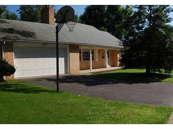 527 Bluebird Rd photo 1