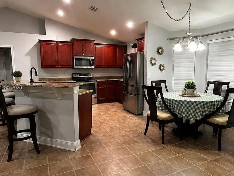 180 SW Voltair Ter — Photo 14