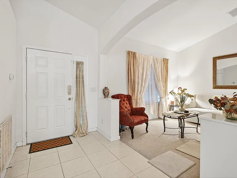 1058 SW Locke Ave — Photo 4