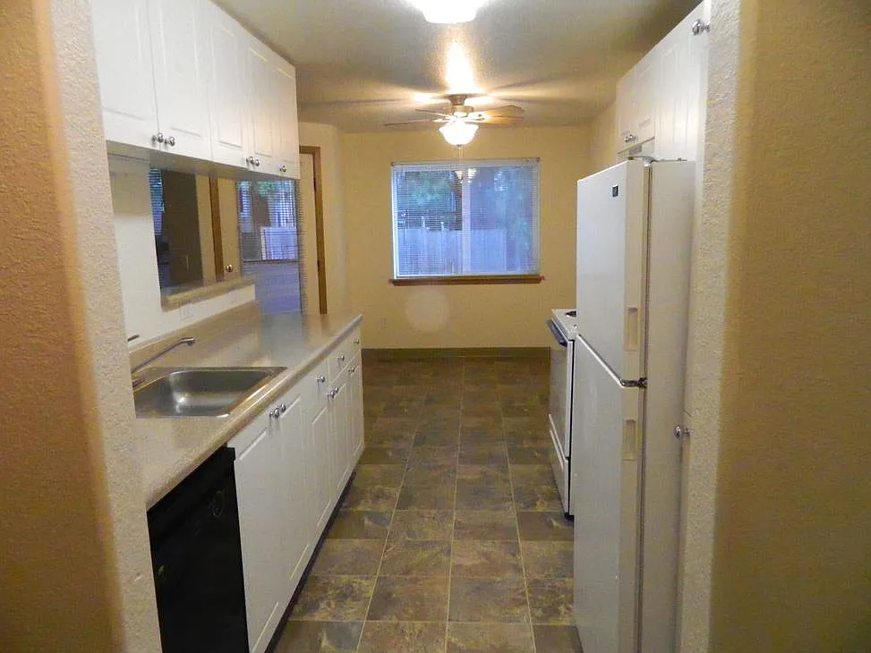Creekside Villa Apartments — Photo 4
