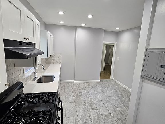 4th image of 302 Arlington Ave #A