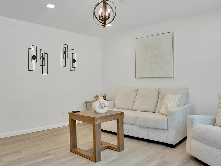 104 W Jackson St — Photo 4