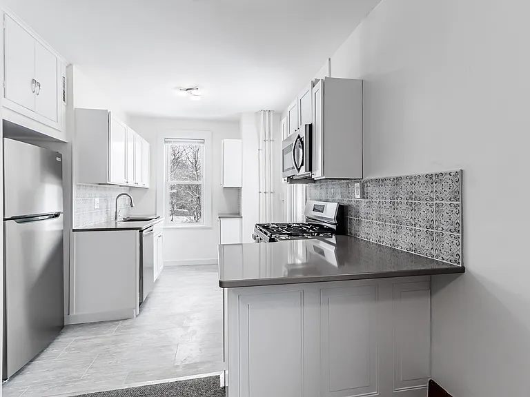 496 Dorsey Ave #2 — Photo 2