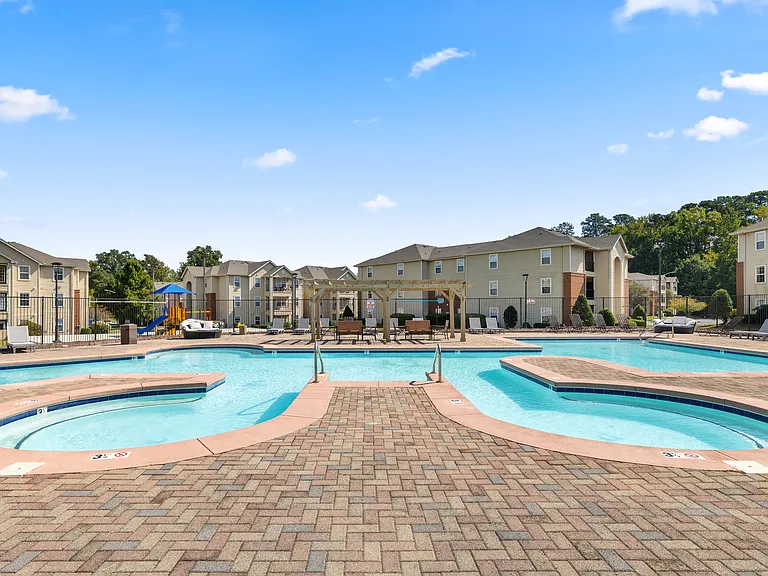 Sunset Pointe Apartments — Photo 26