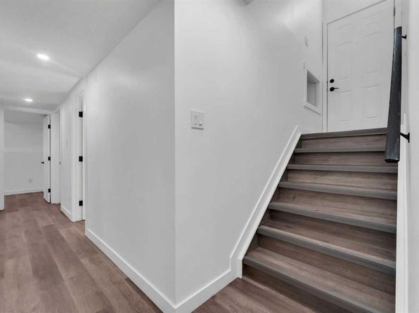 7420 W Hunterview Dr NW #3, Calgary, AB T2K 5J2