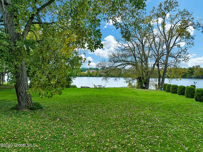 5th image of 18 Riverside Avenue