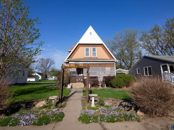 307 S 1st St, Beresford, SD 57004