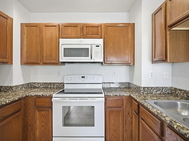 4600 E Moody Blvd #1P — Photo 9