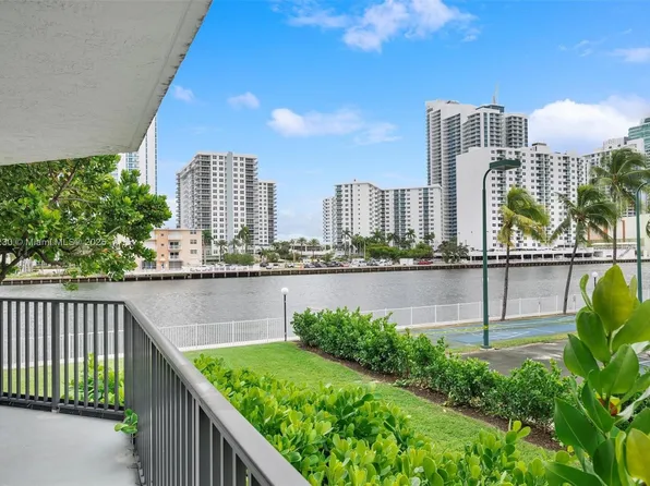 1000 Parkview Dr APT 220, Hallandale Beach, FL 33009