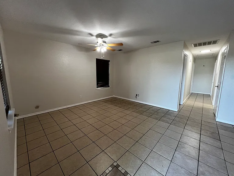 807 W Lamar St #A — Photo 2