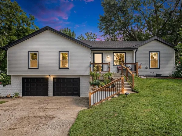10009 NW 70th Ct, Parkville, MO 64152