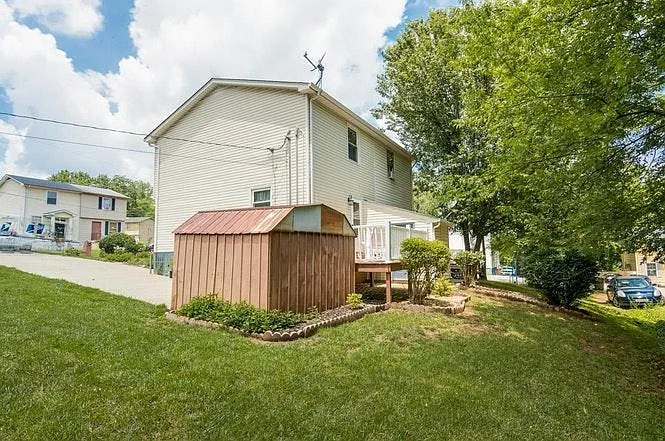 402 Gillespie Court — Photo 3