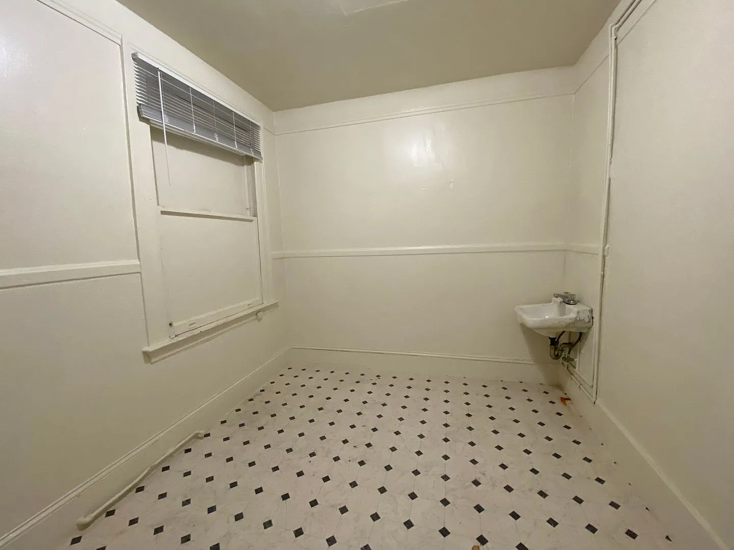 Private Room near Financial District and Downtown! Utilities Included! — Photo 3