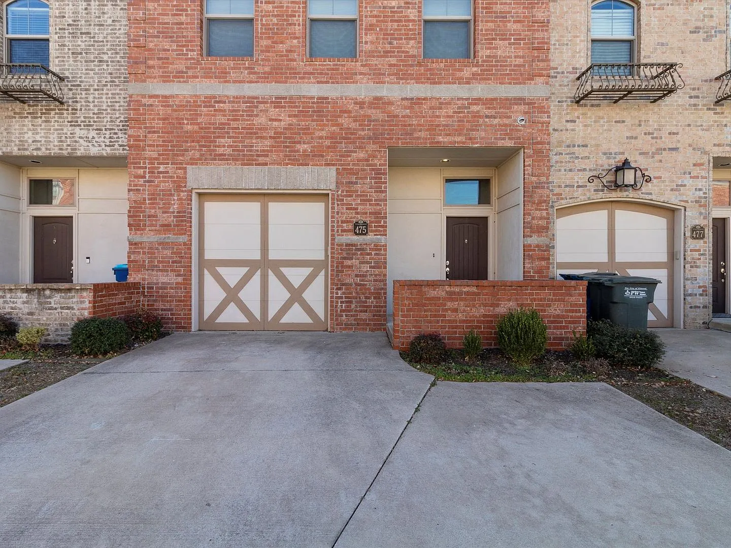 Move in Special! Gorgeous newer 2br 2.5ba Townhome!! — Photo 2