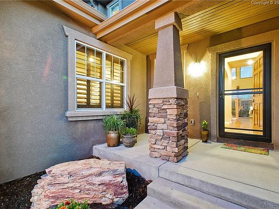 Covered front porch w/stone pillars