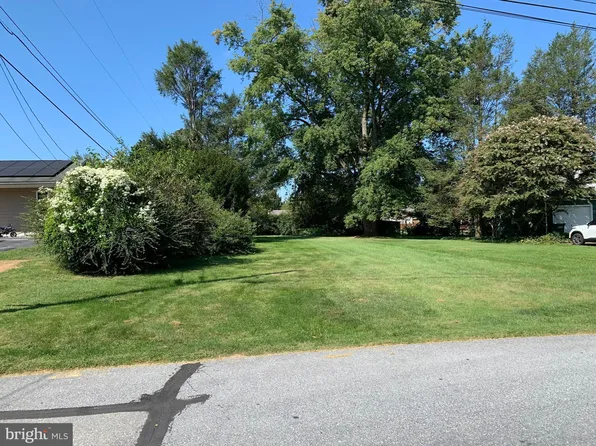 2024 Meadow Ridge Dr, Lancaster, PA 17601