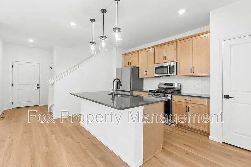 3 bed, 3.0 bath, 1469 sqft, $2,800 — Photo 2