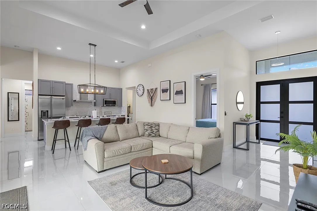 4 bed, 3.0 bath, 1918 sqft, $8,785 — Photo 4