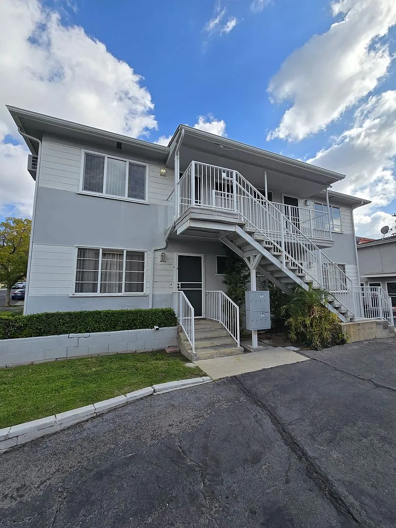 500-502 E Cypress Ave — Photo 1