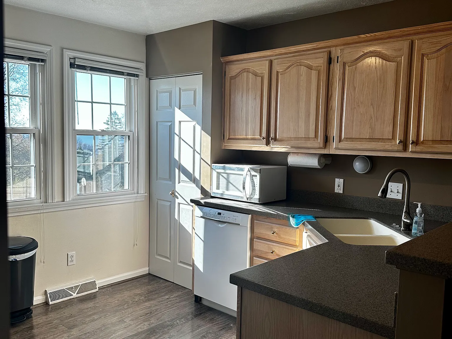 2 bed, 2.5 bath, 1178 sqft, $1,600 — Photo 2