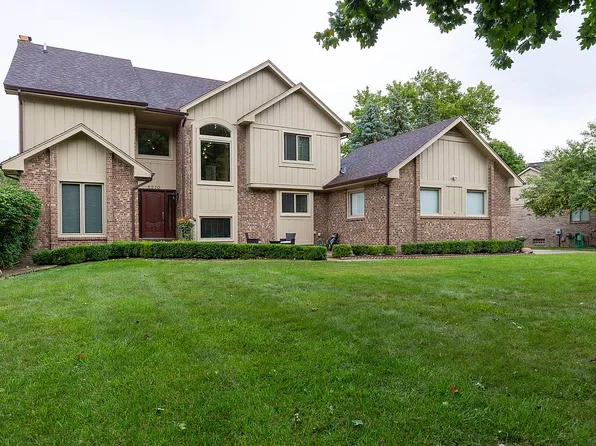 5270 Woodrun Dr, West Bloomfield, MI 48323