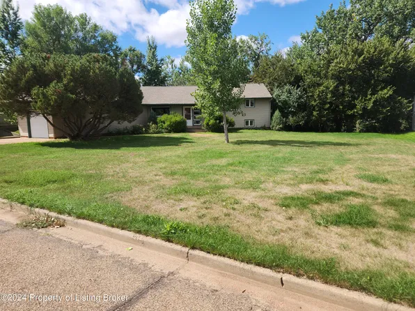 307 3rd St S, Glen Ullin, ND 58631