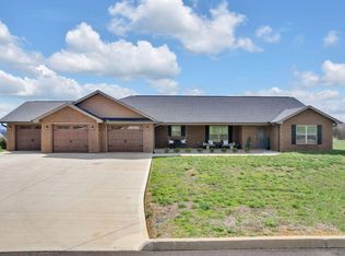135 Crosslake Ln, Dandridge, TN 37725