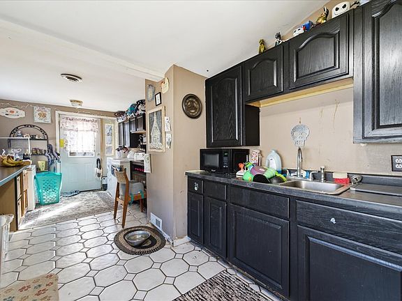 5th image of 356 Home St