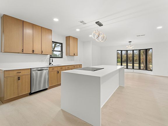 3rd image of 328 E Pleasant Run Rd