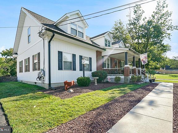 2nd image of 332 Caroline St