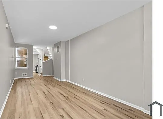 2037 Jefferson St — Photo 3