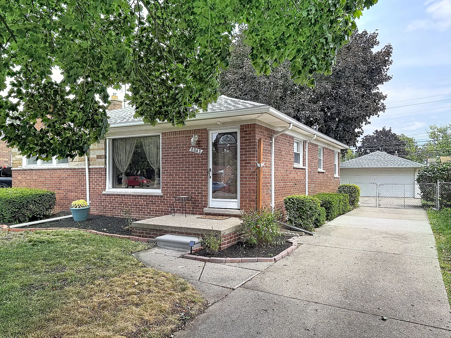 3 bed, 1100 sqft, $2,200 — Photo 2