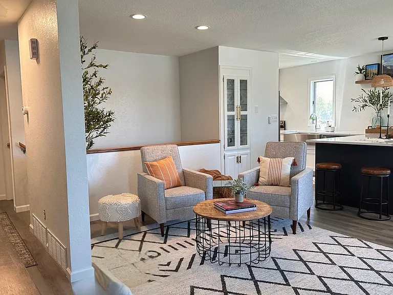 2209 Crestview Dr — Photo 2
