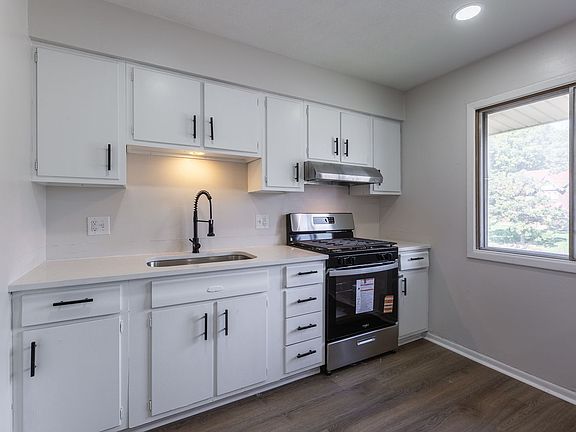 3rd image of 3833 Cuming St #16