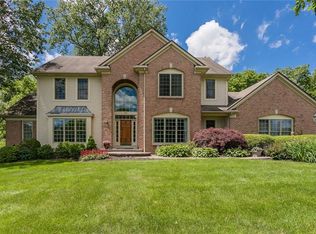 52 Meadow Cove Rd, Pittsford, NY 14534