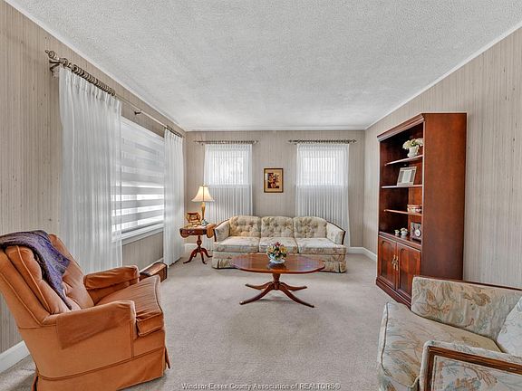 3rd image of 561 Elinor St