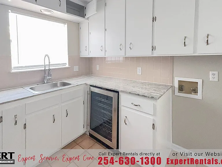 907 Wells St — Photo 6