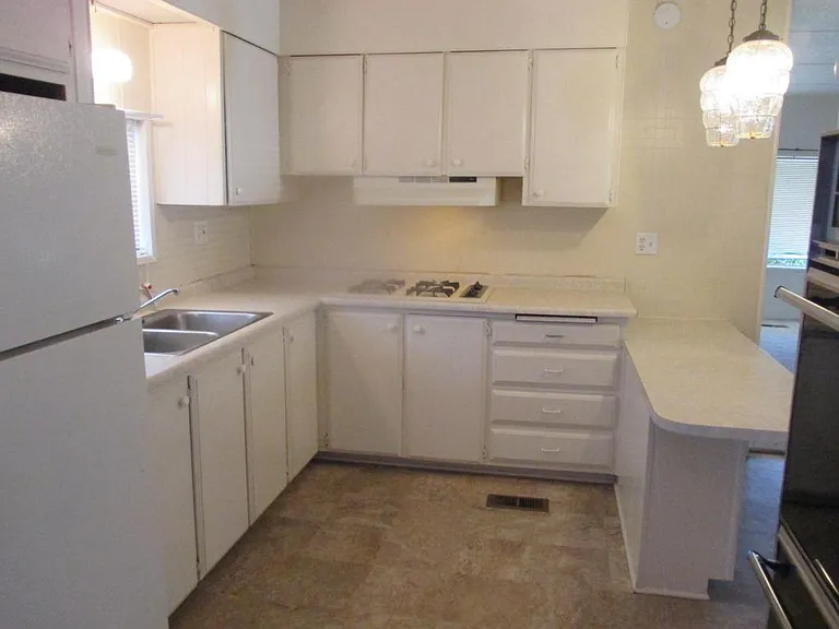 848 S Lyon Ave — Photo 7