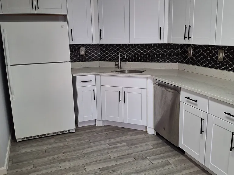 1055 River Rd — Photo 7