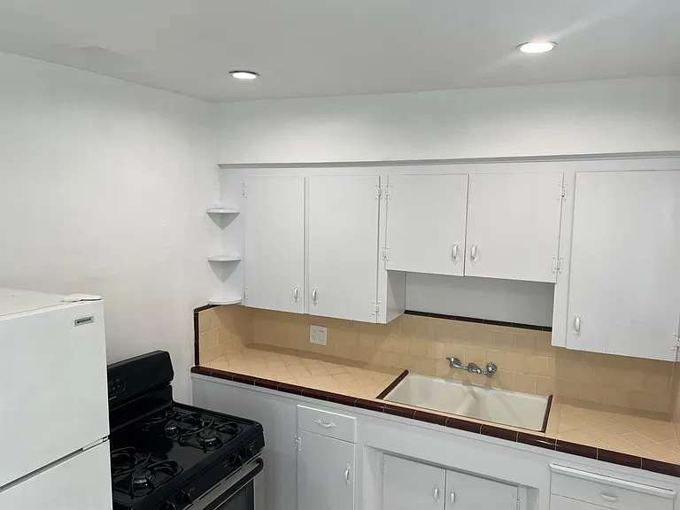 323 N Chevy Chase Dr #G — Photo 10