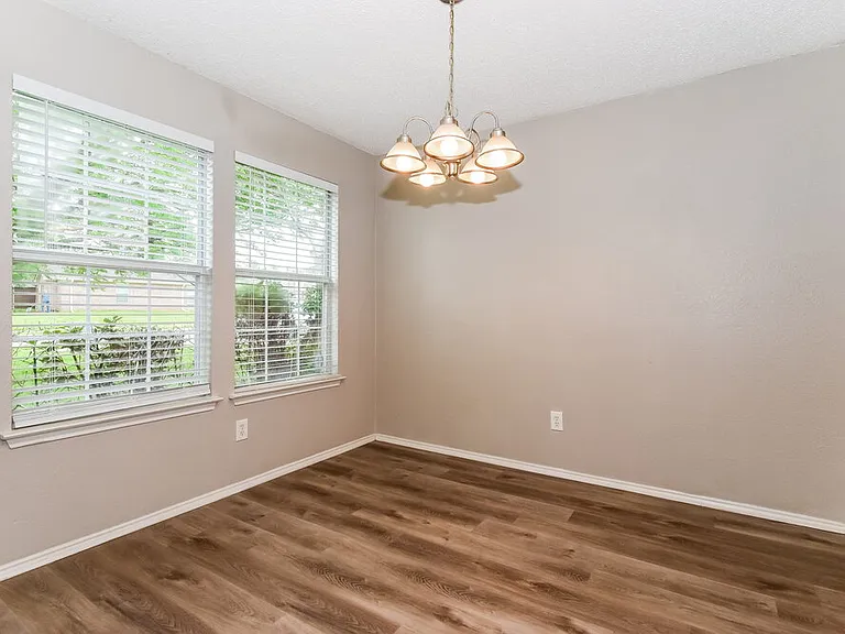 1112 Alexandria Dr — Photo 8