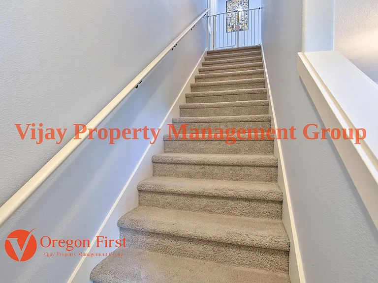 825 NE Wheelock Pl — Photo 20