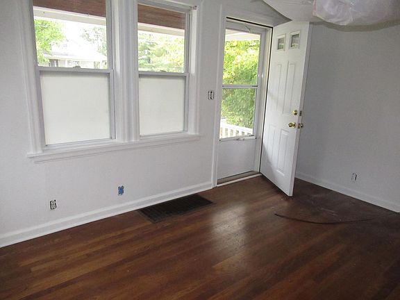 3rd image of 4610 Belleview Ave