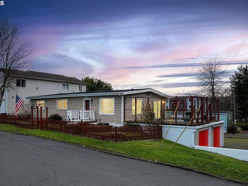 3 bed, 2.0 bath, 1300 sqft, $2,300