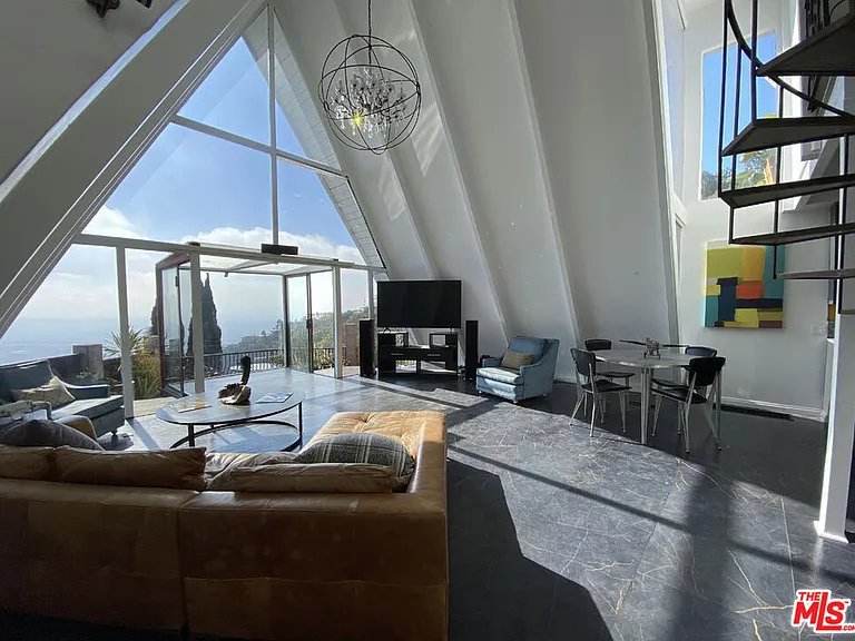 2144 Sunset Plaza Dr — Photo 2